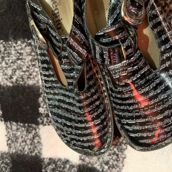 Nursing shoes - Picture 2 of 4